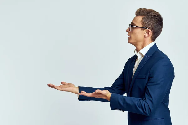 Geschäftsmann im Anzug des Selbstbewusstseins Beamter und erkennt einen leichten Hintergrund — Stockfoto