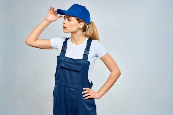 Kvinna i arbete uniform blå mössa service livsstil service — Stockfoto