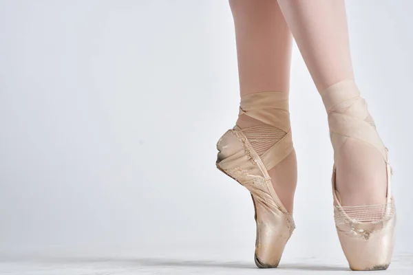 Ballerine dans une danse de tutu blanc réalisée sur un fond clair — Photo