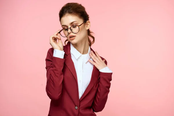 Business kvinna röd jacka glasögon verkställande livsstil studio rosa bakgrund — Stockfoto