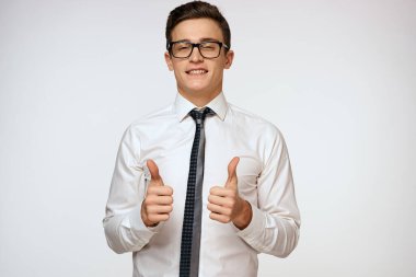 Beyaz gömlekli, kravatlı, gözlüklü, kendine güveni tam bir yönetici.