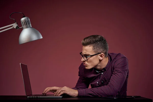 Homem de negócios com laptop em computadores de escritório gerente comunicação padrão vermelho fundo — Fotografia de Stock