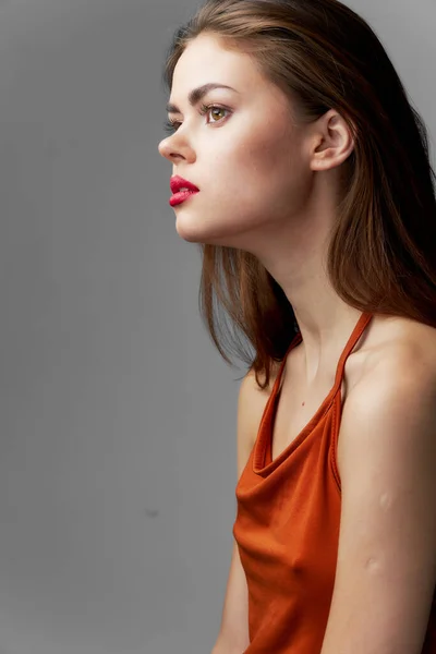 Vacker kvinna sida visa rött läppstift kosmetika lyx — Stockfoto