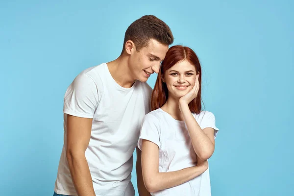Ung kvinna och man stinker relation på blå bakgrund beskärd syn på par kär — Stockfoto