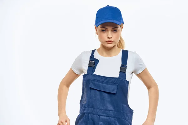 Vrouw in uniform blauw pet levering koerier bezorgservice — Stockfoto