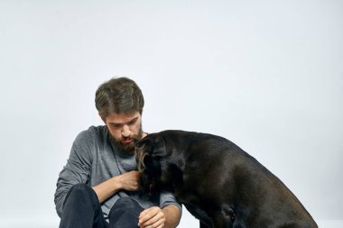 Evcil hayvan sahibi siyah köpek eğitim modeli duyguları olan mutlu bir sahip.