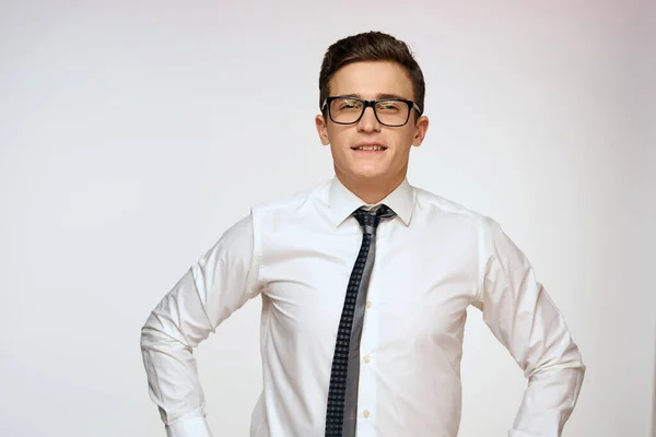 Homem de negócios de camisa branca com gravata vestindo óculos executivo gerente de auto-confiança — Fotografia de Stock