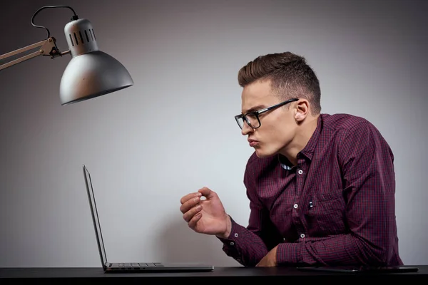 Homem de negócios em óculos e uma camisa senta-se a uma mesa com laptops abertos Coffee Space telefone móvel — Fotografia de Stock