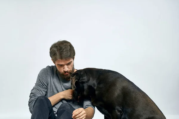 Feliz propietario con mascota negro perro entrenamiento modelo emociones — Foto de Stock