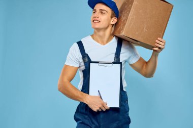 Karton kutulu işçi teslimat yükleyici yaşam tarzı mavi arkaplan