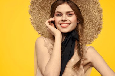 Sarı arka planda kırmızı örgülü kadın portresi.