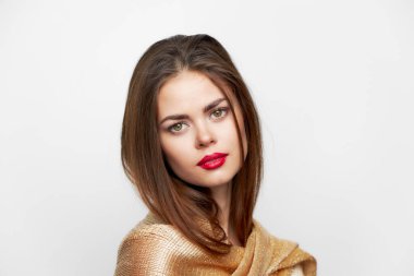 Altın rengi şallı, kırmızı dudaklı çekici bir kadın. 