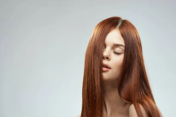 Frau mit schönen langen Haarpflege nackten Schultern Kosmetik abgeschnitten Ansicht Licht Hintergrund — Stockfoto