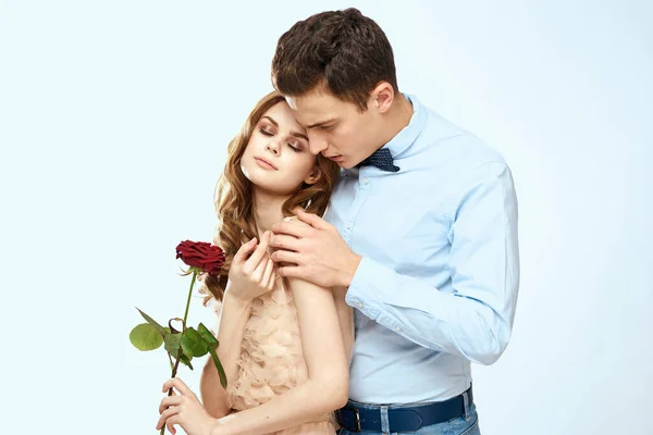 Unga par kramar romantik dating livsstil relation ljus bakgrund röd ros — Stockfoto