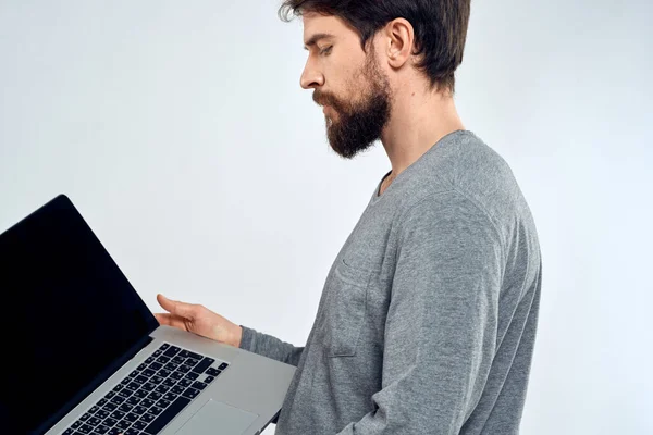 Un hombre en un suéter gris con un portátil manos estilo de vida tecnología comunicación internet trabajo — Foto de Stock