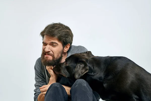 Feliz propietario con mascota negro perro entrenamiento modelo emociones — Foto de Stock