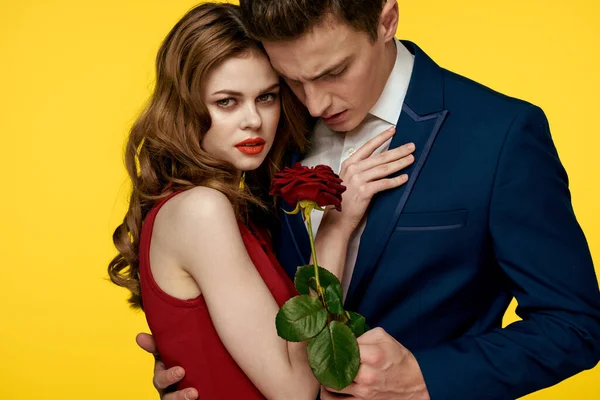 Par i kärlek man och kvinna med röd ros klassiska kostym röd klänning modell — Stockfoto
