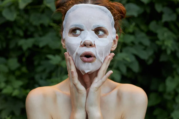 Retrato de una chica máscara facial Toca tu cara con las manos piel clara —  Fotos de Stock