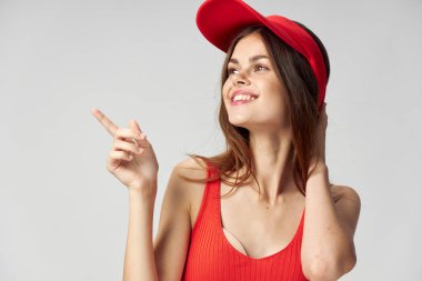 Gülümseyen kadın yan tarafa bakıyor. Gülümse ve gülümse.