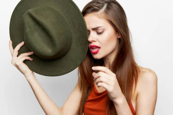 Kobieta trzyma kapelusz z otwartymi ustami, spójrz w dół z bliska — Zdjęcie stockowe
