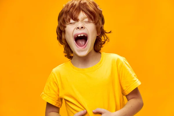 Energetico bambino grida su sfondo isolato capelli rossi — Foto Stock