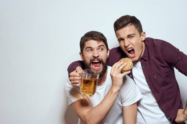 Bira içen iki neşeli arkadaş eğlenceli yaşam tarzı iletişim ışığı arka planı