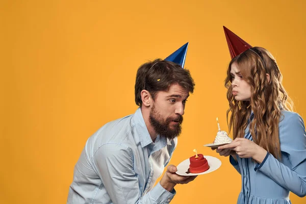 Чоловік і жінка весело і святкування День народження радість відпустка жовтий фон — стокове фото