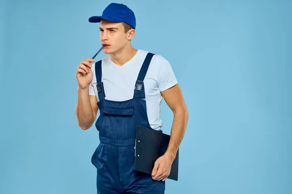 Bezorging man werknemer rendering dienst blauw achtergrond — Stockfoto