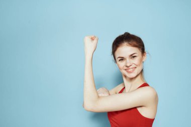 Sportif kadın kırmızı atlet spor salonu yaşam tarzı mavi arka plan