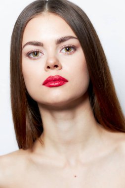 Çıplak omuzlu esmer güzel yeşil gözlü çekici.