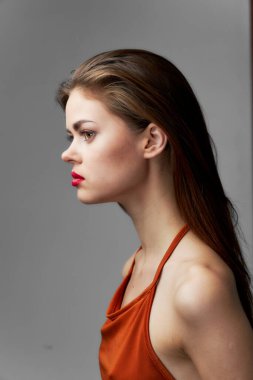 Yandan bakan kadın, kırpılmış elbise cazibesi manzarası. 