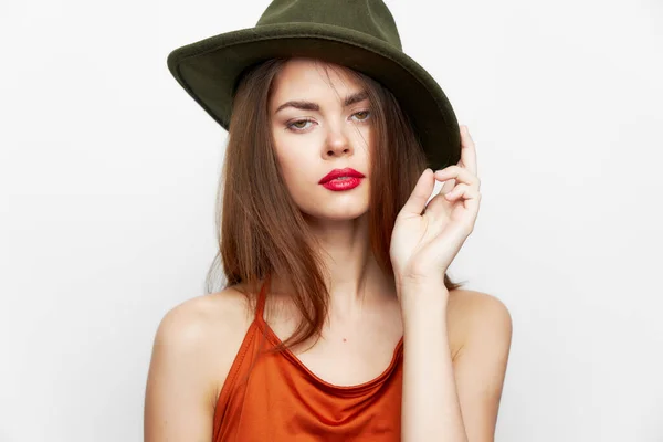 Vacker kvinna glamour röda läppar hatt skönhet stil studio — Stockfoto