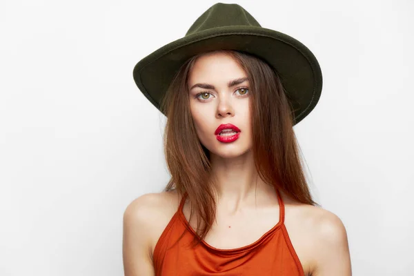 Mujer con sombrero labios rojos Aspecto sensual glamour aspecto recortado — Foto de Stock