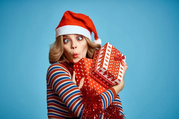 Frau mit Weihnachtsmann-Hut und Geschenkschachteln Weihnachten Neujahr — Stockfoto