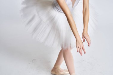 Balerin beyaz tutu dans performans ışığı arka planı