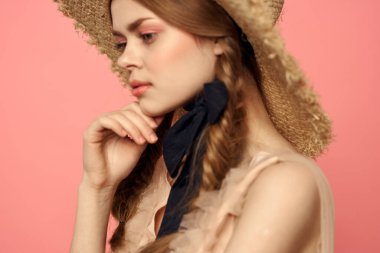 At kuyruklu romantik kız ve hasır şapkalı romantik gülüşlü pembe arka plan kopyalama alanı