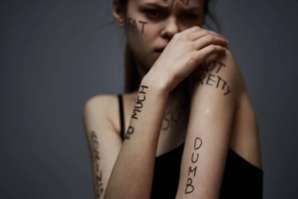 Mujer con inscripciones en el cuerpo frustración e insatisfacción emociones estilo de vida gris fondo —  Fotos de Stock