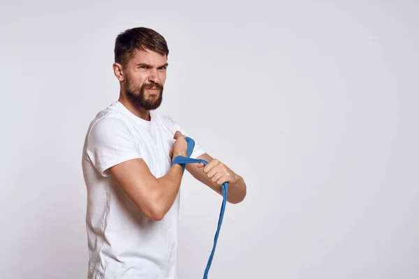 Спортсмен в білій футболці блакитні боксерські бинти на руках тренування вправи — стокове фото