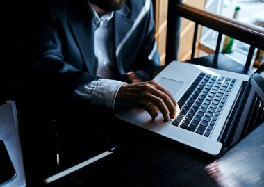 Dizüstü bilgisayar teknolojisi iletişim resmi yaşam tarzı üzerinde çalışıyorum.