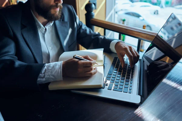 Uomo d'affari in giacca e cravatta davanti al computer portatile con tecnologia di comunicazione libro lavoro — Foto Stock