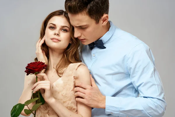 Молода пара обіймає романтичні стосунки способу життя світлий фон червона троянда — стокове фото