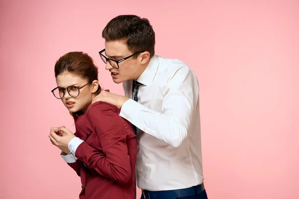 Uomo d'affari e donna ufficio lavoro colleghi team ufficio gestione studio rosa sfondo — Foto Stock