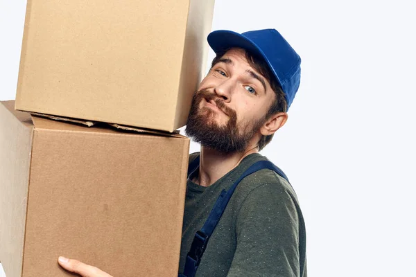 Pracující muž s krabicemi v ruce doručovací služby pracovní životní styl — Stock fotografie