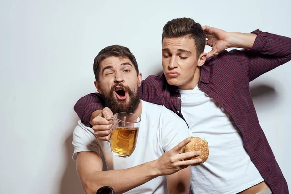 Dwóch wesołych przyjaciół pije piwo pijany zabawy styl życia komunikacji lekkie tło — Zdjęcie stockowe