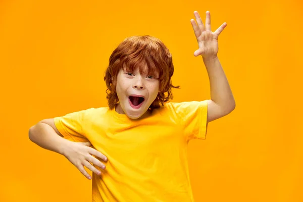 Expresszív fiú vörös hajjal vicces arckifejezés gesztus kézzel Másold a helyet — Stock Fotó