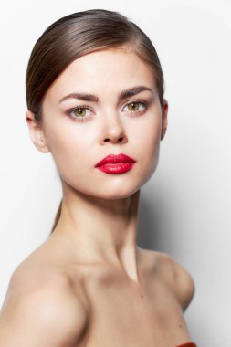 Çıplak omuzlu kız. Kırmızı dudaklar çekici. Makyaj modeli. 