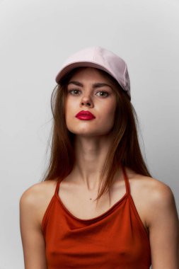 Şapkalı kadın Kafasındaki modelin kırmızı dudaklarına baktı 