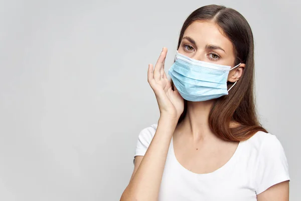 Chica en máscara médica tocando la cara con la mano sobre fondo aislado Copiar espacio —  Fotos de Stock