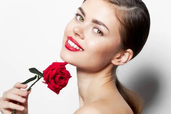Piękna kobieta z różą Uśmiech czerwone usta urok jasny makijaż — Zdjęcie stockowe
