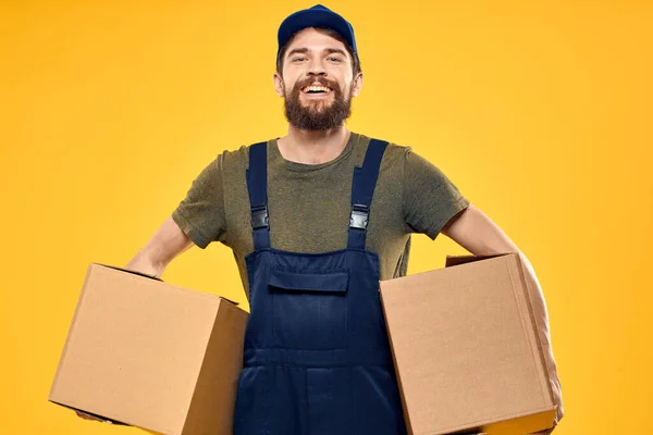 Pracujący człowiek z pudełkiem w ręku dostawa usługi transportowe — Zdjęcie stockowe